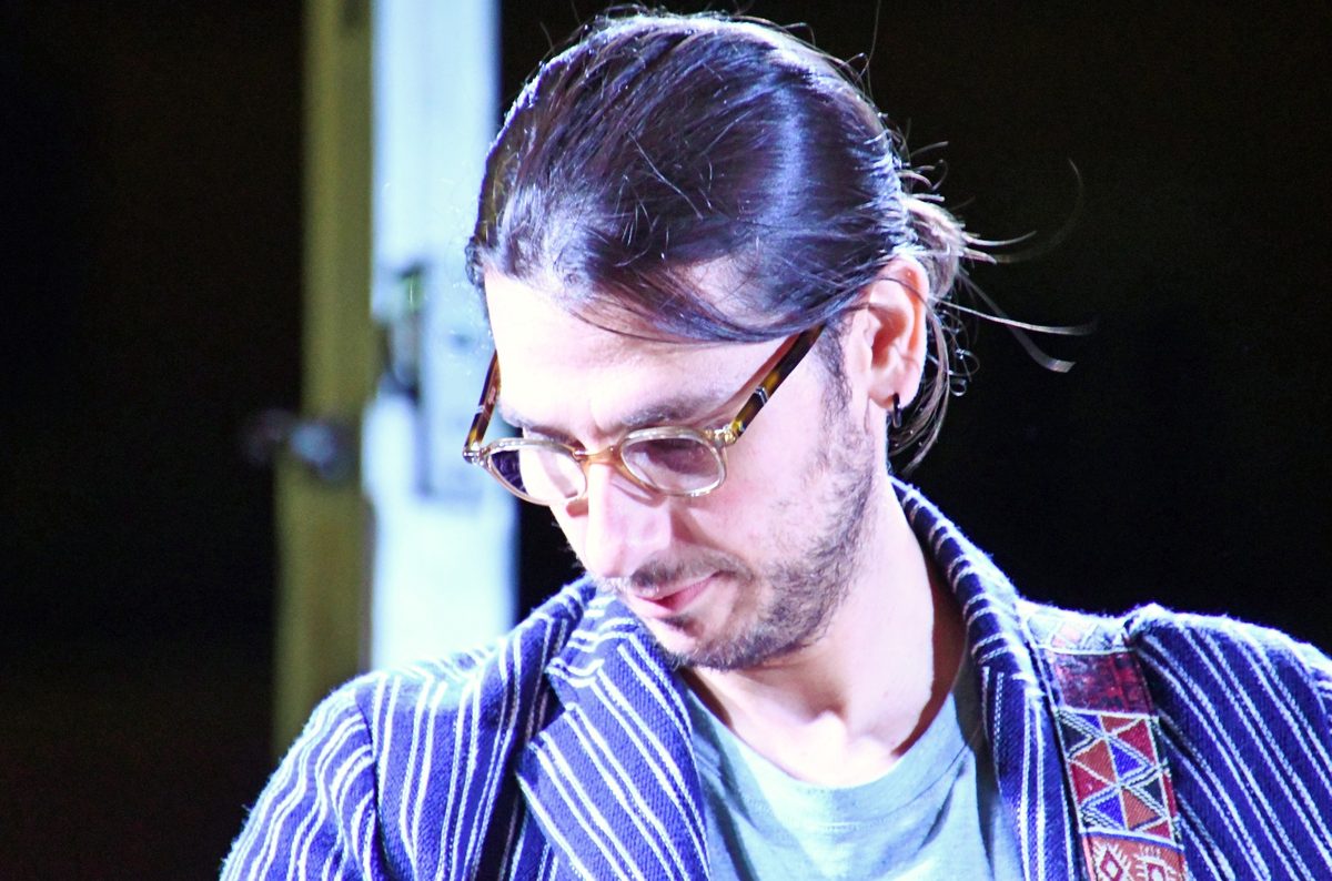 Domenico, chitarrista dei Cìuz, sul palco