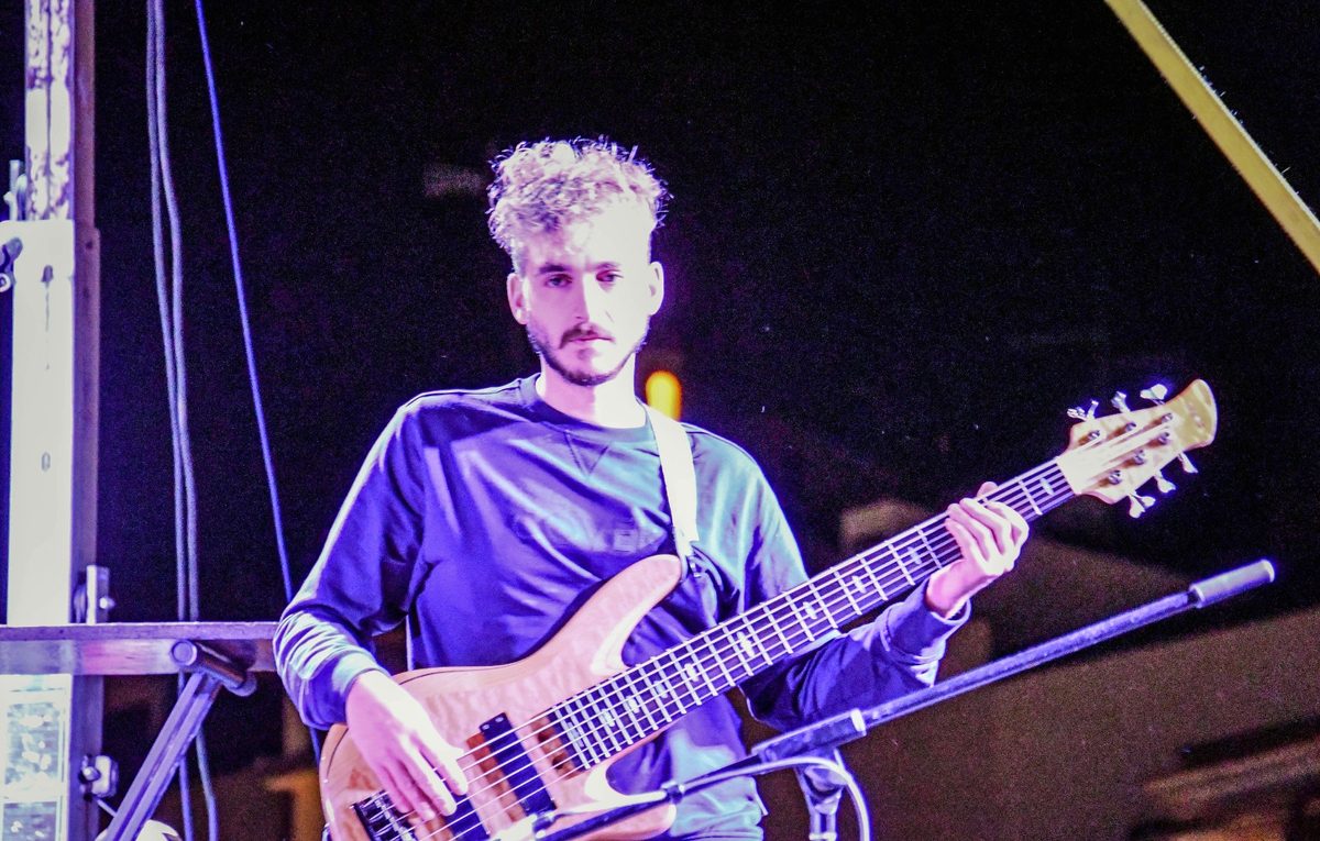 Elia, bassista dei Cìuz, con il basso a sei corde