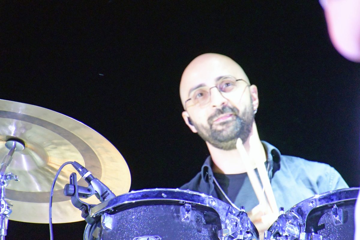 Luca, batterista dei Cìuz, dietro la batteria