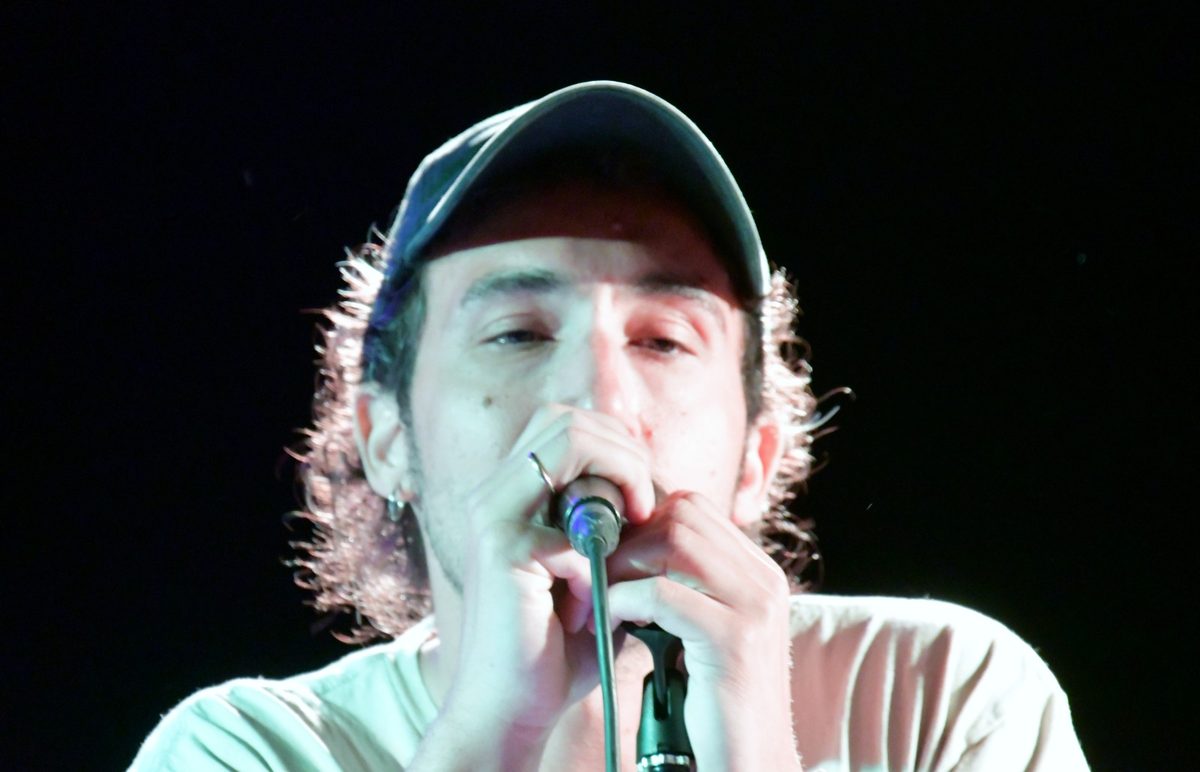 Peppe, voce dei Cìuz, canta al microfono